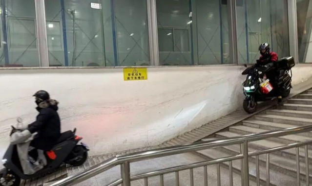 米兰体育入口-“简直是拿命在开玩笑！”上海一地道，一个个直接冲下坡道呼啸而过，太危险了