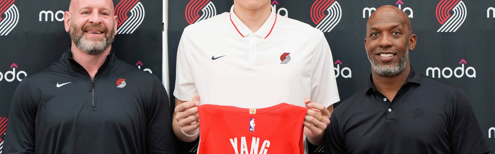 APP下载-美记：开场后杨瀚森的沟通和传球让人很喜欢，他传球时机恰到好处