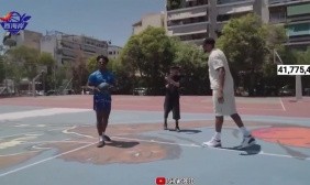 有点东西！字母哥看1米76甲亢哥扣篮 成功后两人激情庆祝