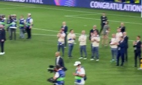 米兰体育入口-从头再来！赛后巴黎捧杯激情庆祝，国米全队一旁送上掌声