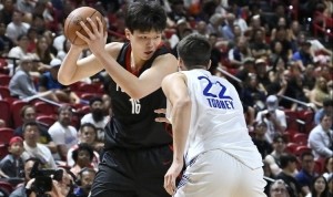 曾令旭：比赛太快了 杨瀚森还需适应 那俩策应传得真漂亮