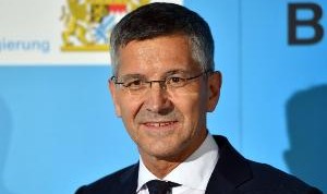 米兰体育注册-海纳：将全力支持穆西亚拉恢复，俱乐部对引援有明确目标